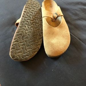 Birkenstock light tan suede clogs